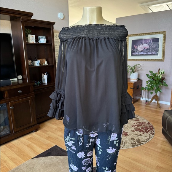CeCe black 3/4 ruffle sleeves wear on shoulders blouse-size M - Picture 6 of 9